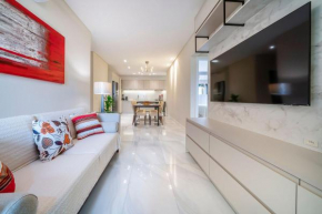 303VIE - Luxuoso apartamento 2 suítes, 2 vagas de garagem para até 05 pessoas em Bombinhas